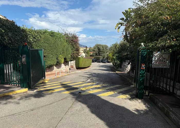Studio calme à deux pas de la mer avec jardin et parking privé